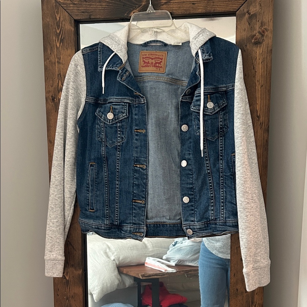 Levi's Women’sDenim Jacket with Gray Sleeves
